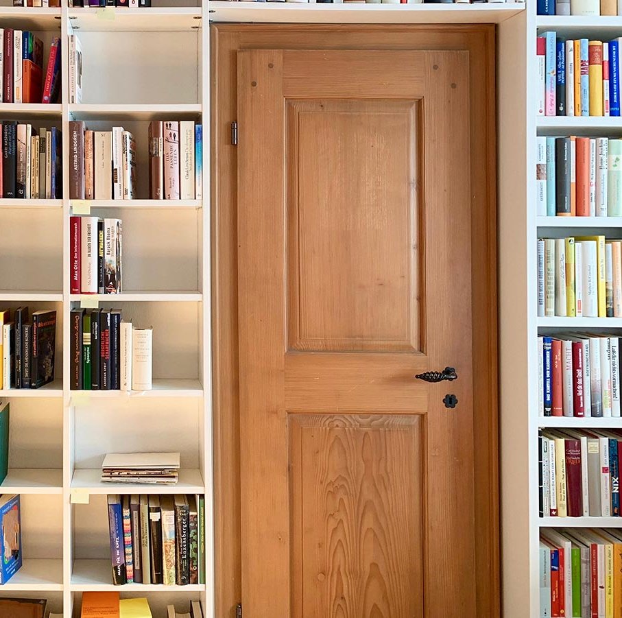 Holz Tür umrahmt von Bücherregalen