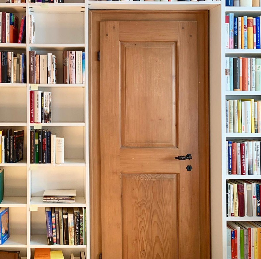 Holz Tür umrahmt von Bücherregalen