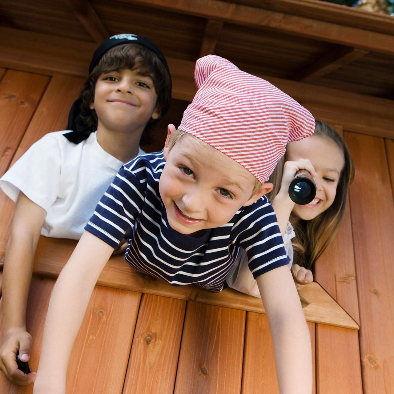 spielende Kinder schauen aus Holz Spielturm