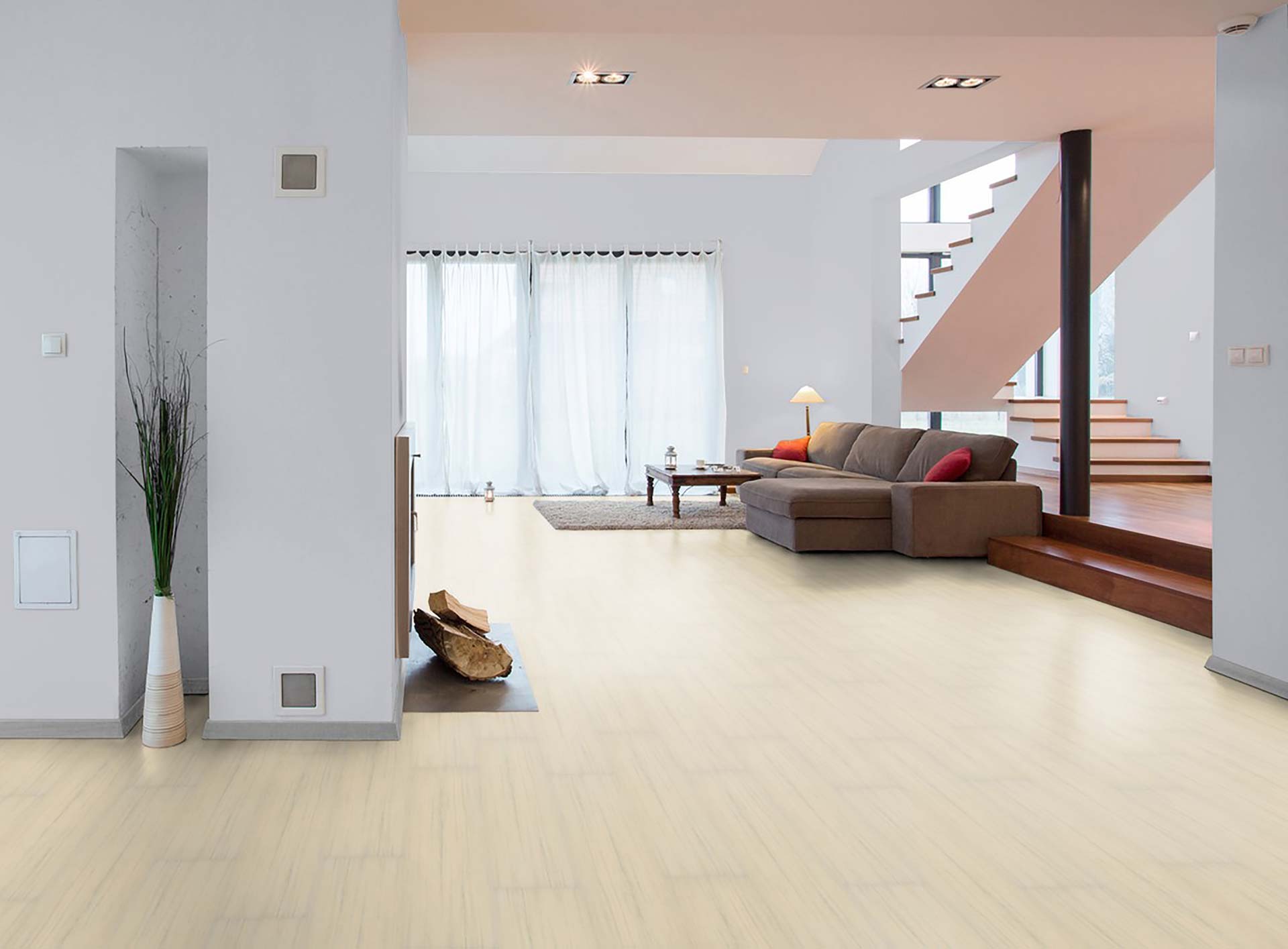 Linoleumboden in Wohnzimmer mit Treppenaufgang und Sofa